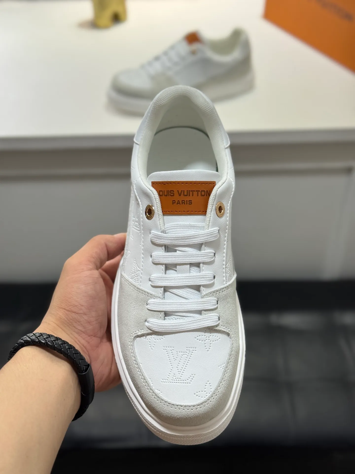 Men's shoes 💰400 [New model] 🌂🌂Top original order - Louis Vuitton®️ Trendy and fashionable yet low-key men's casual shoes, LV cowhide embossed upper, comfortable and breathable, mesh lining, original rubber outsole, 2 colors available ~ a must-have for stylish men. Size: 38-44 (45 customized